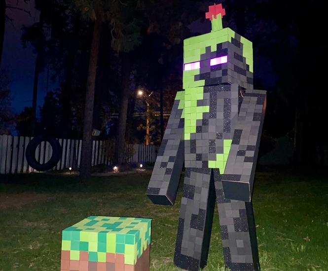 Kelowna woman s giant Minecraft costume nets her cosplay contest