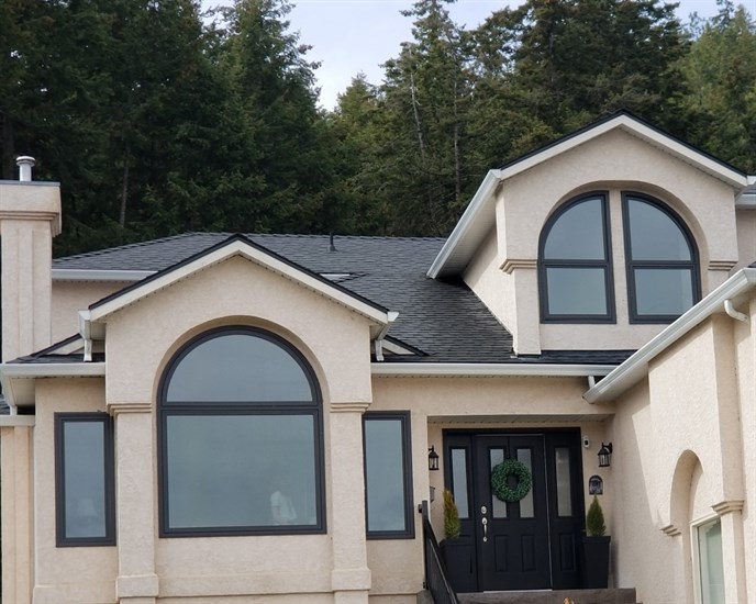 A Kelowna home with new windows supplied and installed by Nagy Bothers Windows.