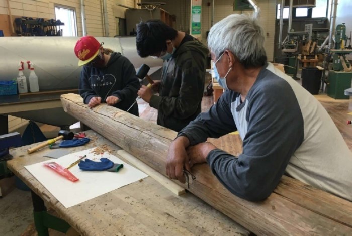Shuswap Middle School students Jeremiah Vergera
and Darah Thurston guided by Secwepemc Knowledge Keeper and carving instructor, Hop You.