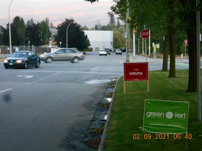 The same stop sign after the City of Kelowna trimmed the trees.