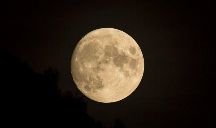 Clear skies allowed photographers to capture some beautiful photos of last night's full moon. 
