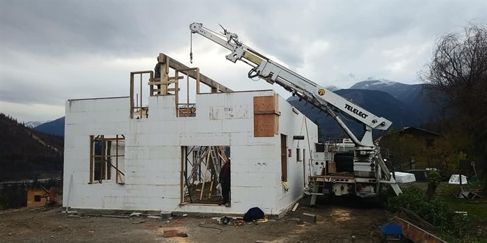 A couple who lost their home in the Lytton Creek wildfire are rebuilding with help from volunteers.