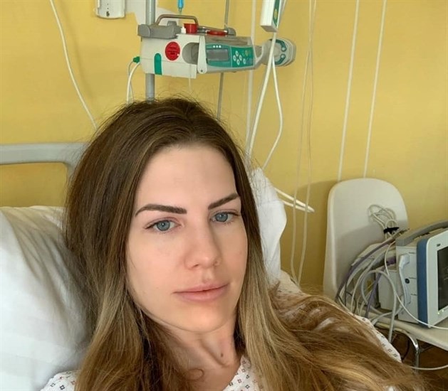 Femeia Kelowna Brittany Lynn Pope la Centrul de Endometrioză București după o intervenție chirurgicală pentru endometrioză. 