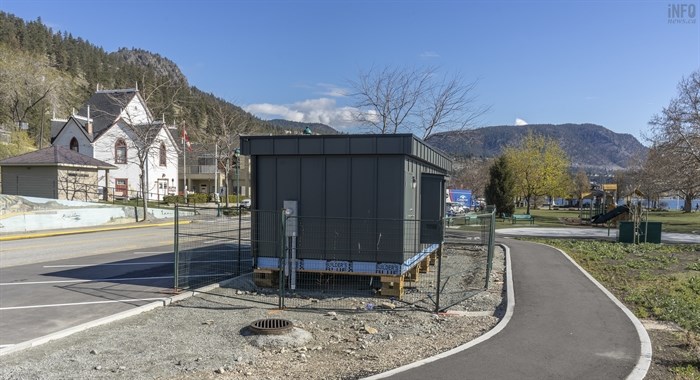 The washrooms that have been removed are pictured in the centre. The existing washrooms are in the beige building on the left. 