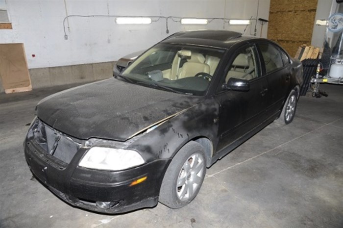 2002 Volkswagen Passat spray painted black and was partly gold or tan in colour on May 16, 2021