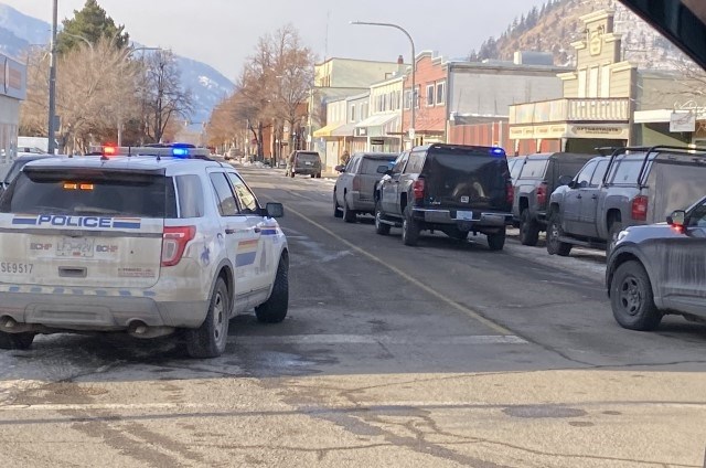 Merritt RCMP blocked off part of Quilchena Ave on Nov. 21, 2022. People nearby have locked their doors and were advised not to go outside.
