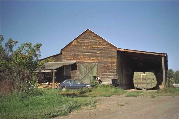 The Tomson tobacco barn.