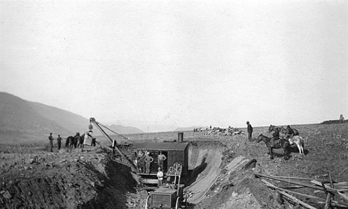 Digging the canal in 1914.