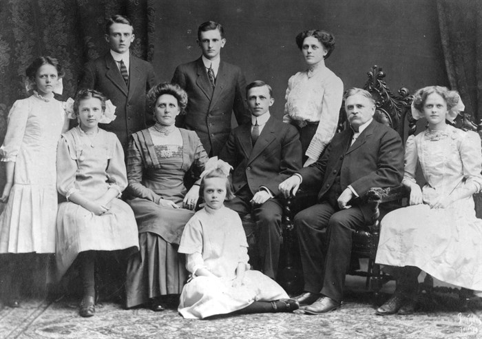 JM Robinson family photo, 1908.