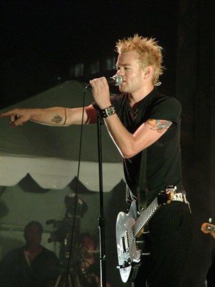 Deryck Whibley, the frontman for Canadian punk band Sum 41, says a health scare has forced him to swear off alcohol.


