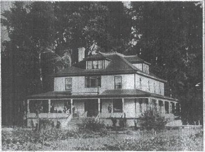 Copeland House was built in 1907 by Bob Copeland who served as an alderman from 1911 to 1916. The only surrounding buildings at that time was a barn located at 767 Copeland Place and an ice house at 789
Copeland Place.