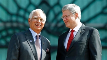 Prime Minister Stephen Harper, right, poses with his Malaysian counterpart Najib Razak.