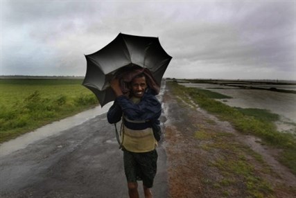 Strong winds and heavy rains from Cyclone Phailin pounded India's eastern coastline Saturday.