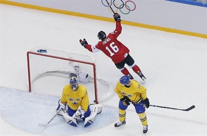 Canada forward Jonathan Toews reacts after making a goal during the first period of the men’s gold medal ice hockey game against Sweden at the 2014 Winter Olympics, Sunday, Feb. 23, 2014, in Sochi, Russia.