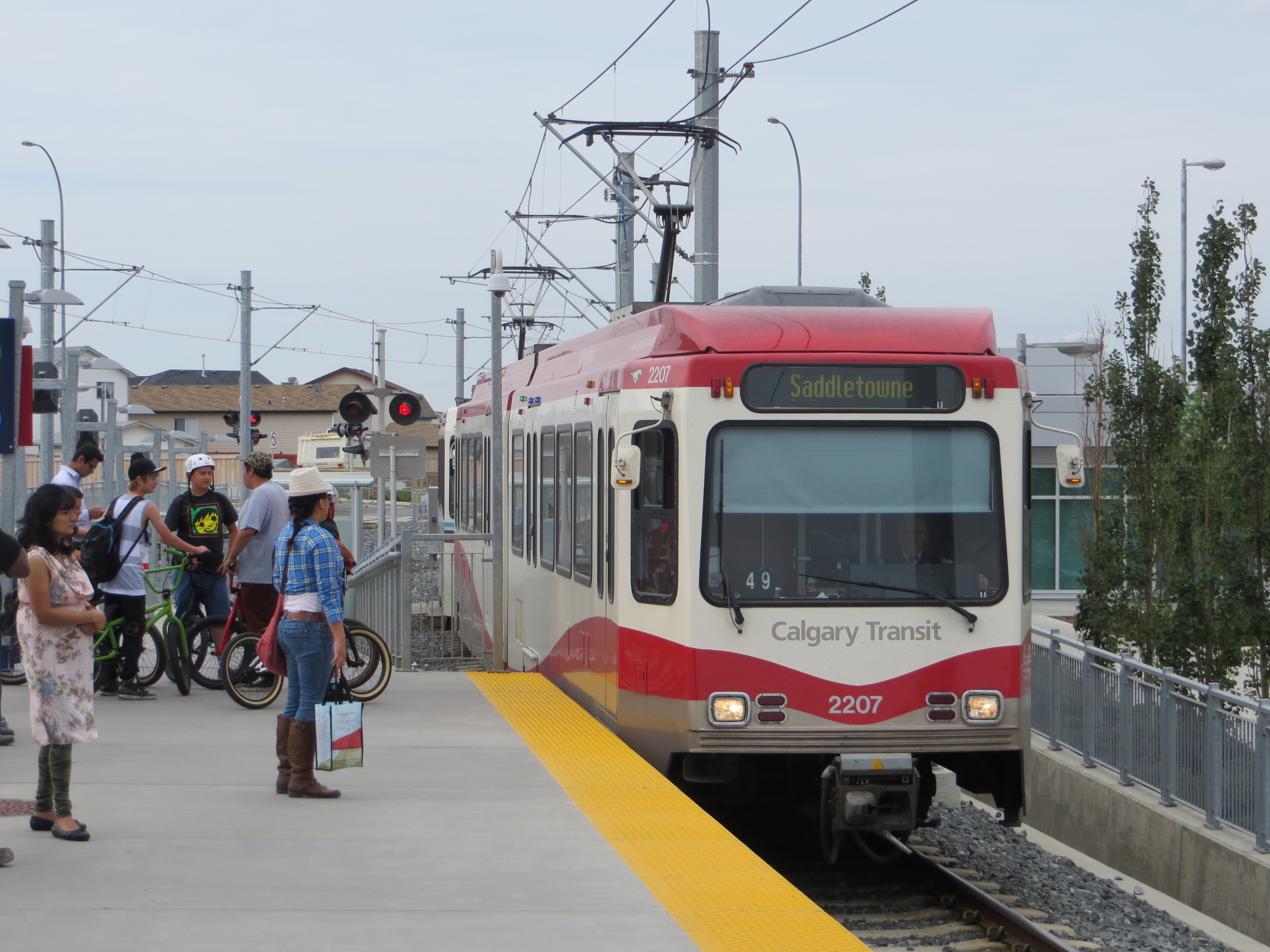 calgary-transit-officer-passes-out-after-possible-drug-exposure-at-train-station-infonews