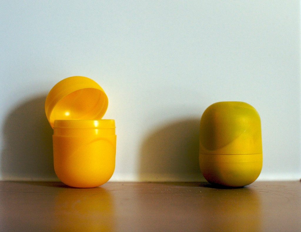 Пластиковые яйца купить. Капсула от Киндер сюрприза. Контейнер от Киндер сюрприза. Баночка от киндера. Яйцо от Киндер сюрприза.