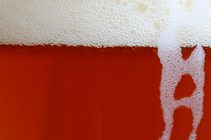 Песня холодное пиво пенится. Пиво текстура. Пиво на Красном фоне. Пивная пена фон. Креативный красный фон пиво.